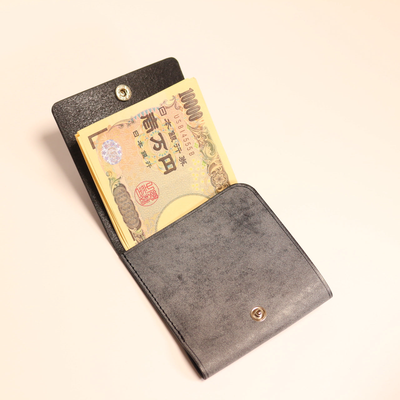 - foldy - フォルディ 薄型のホック付き二つ折り札入れ