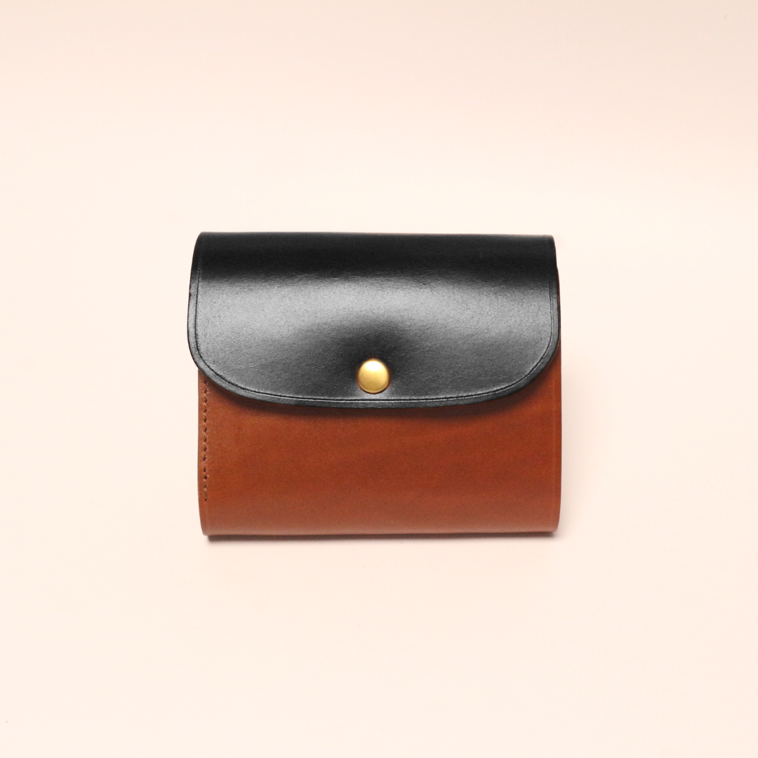 - comet middle - A smart bi-fold wallet, the Comet Middle