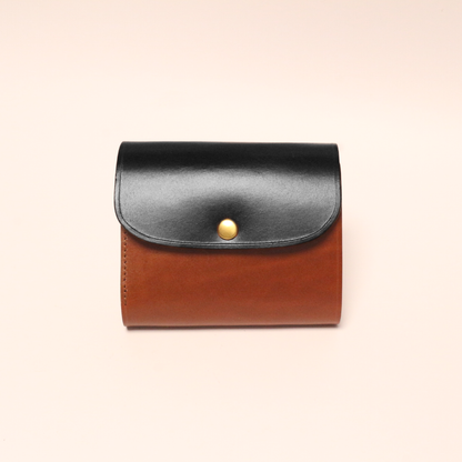 - comet middle - A smart bi-fold wallet, the Comet Middle